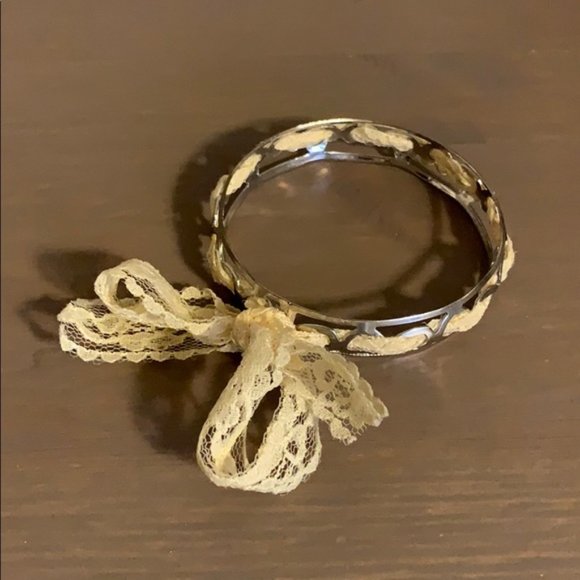 Boho Cream Lace Silver Tone Bangle Bracelet - Picture 2 of 4